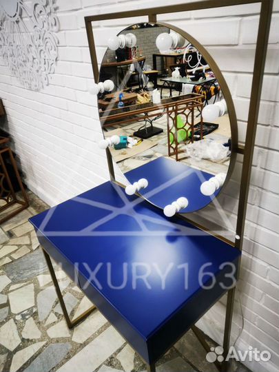 Туалетный столик с зеркалом и подсветкой