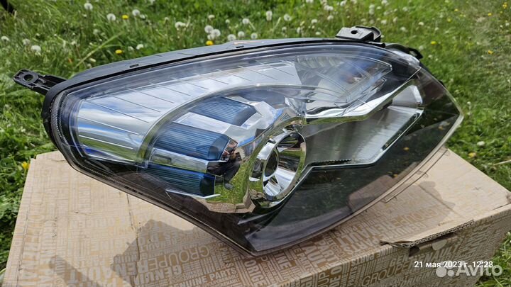 Renault Koleos 1 2008-2011 год фара правая ксенон