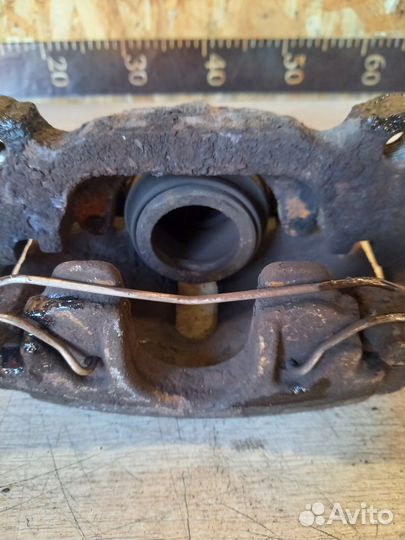 Суппорт тормозной передний левый Skoda Octavia A5