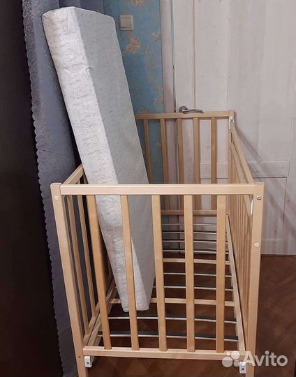 Детская кроватка с матрасом