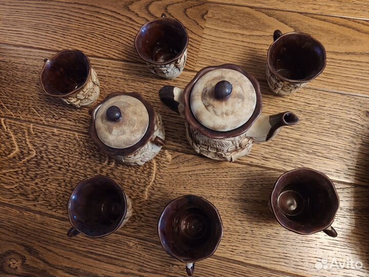 Чайный сервиз с рельефными изображениями