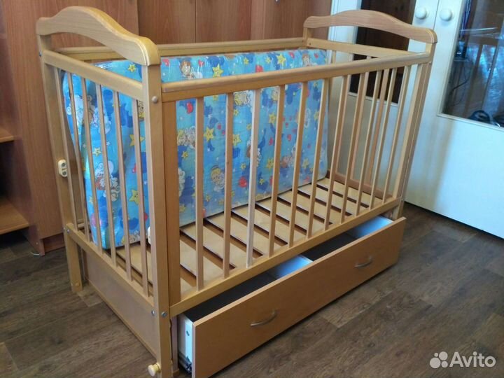 Кроватка с матрасом, ящиком, маятником