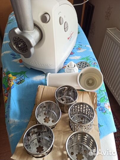 Мясорубка Moulinex HV8 с набором шинковок. Франция