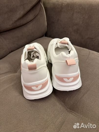 Кроссовки женские 24,5см