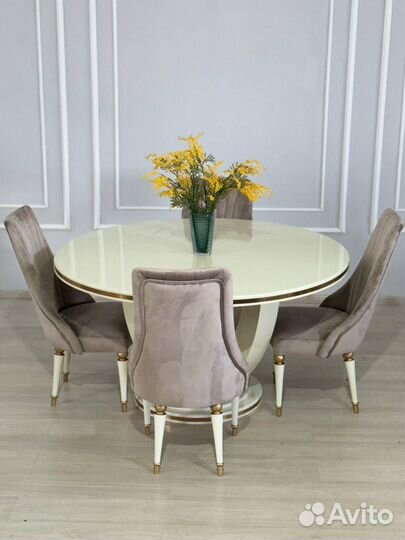 Стол и стулья