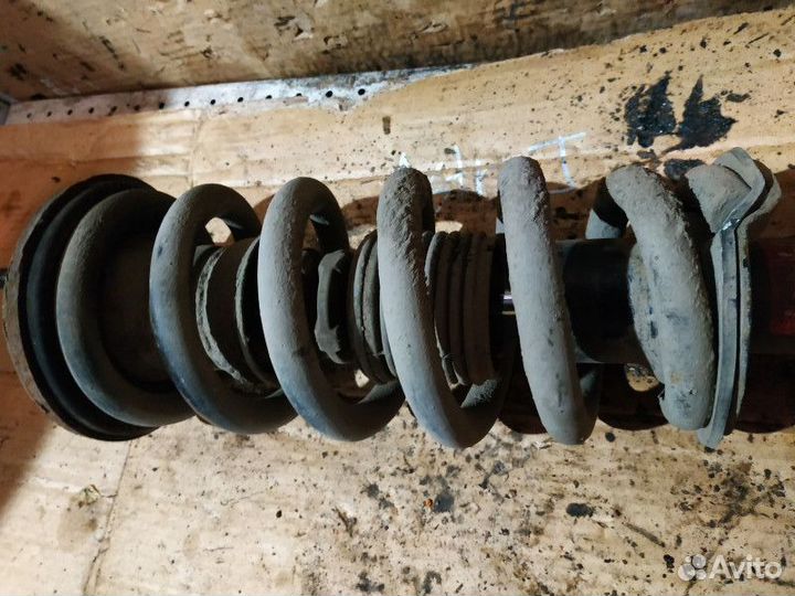 Стойка амортизатора переднего правого Mitsubishi P