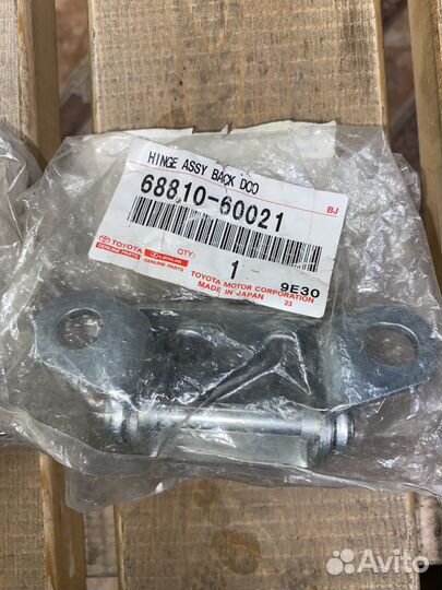 Петля двери багажника Toyota Land Cruiser 200 2020