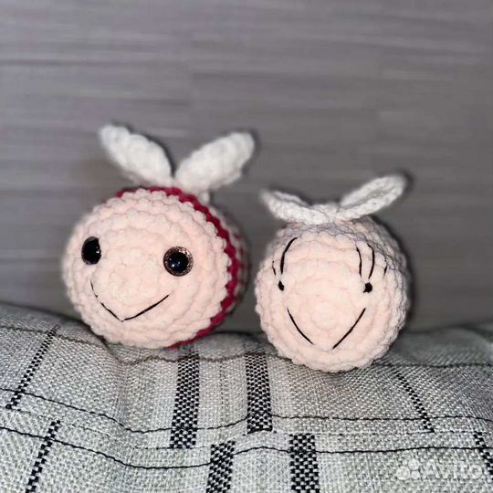 Маленькая вязаная пчёлка