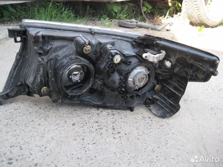 Правая фара Toyota Land Cruiser 200