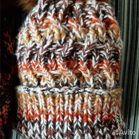 Вязанная шапка с меховым бомбоном