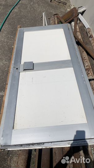 Дверь алюминиевая