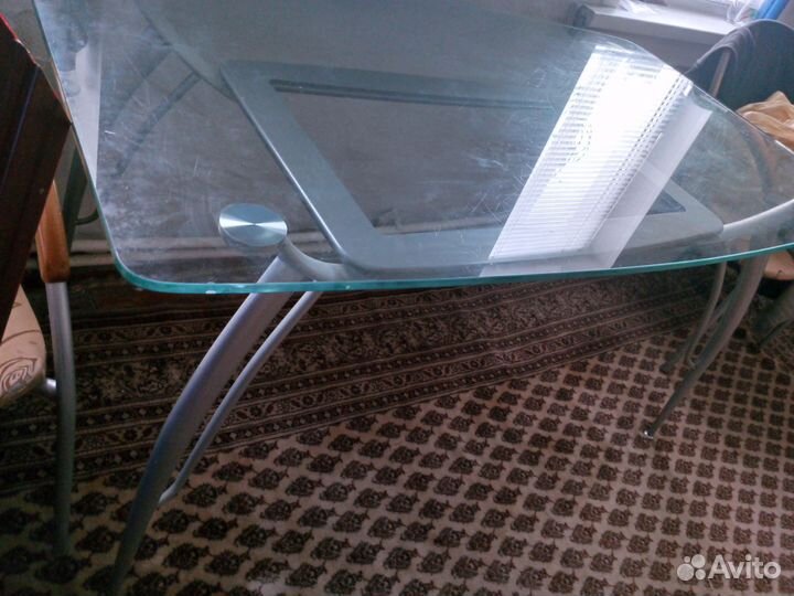 Стеклянной стол