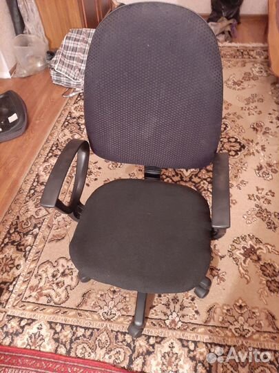 Компьютерное кресло на колесиках