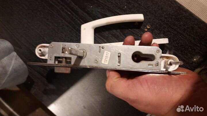 Замок дверной