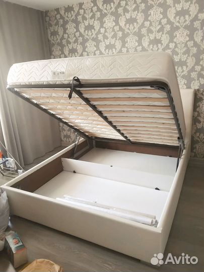 Двуспальная кровать с матрасом