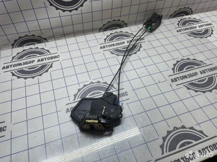 Замок боковой двери задний правый Toyota Corolla