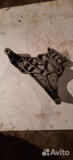 Кронштейн двигателя VW гольф 5, пассат Б6