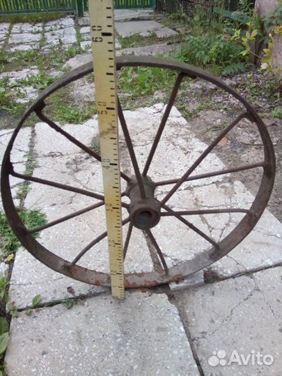 Старинное колесо от телеги