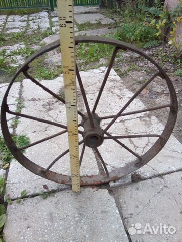 Старинное колесо от телеги