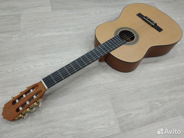 Новая классическая гитара с анкером