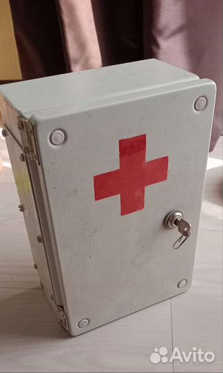 Аптечка, шкаф настенный медицинский с ключом