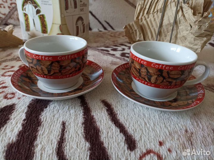 Чашки с блюдцами