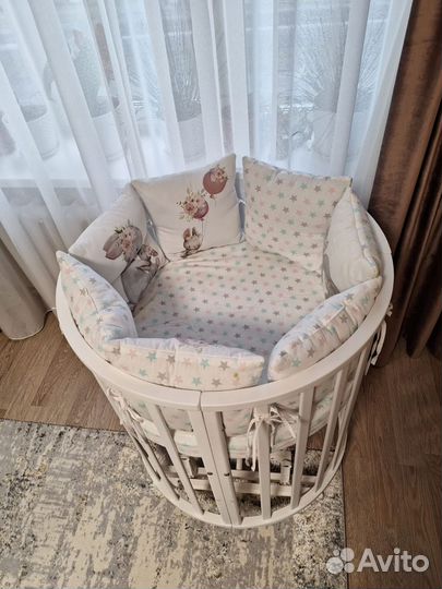 Детская кроватка с маятником