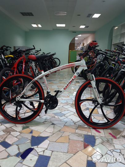 Велосипед BMW на дисках молочно-красный