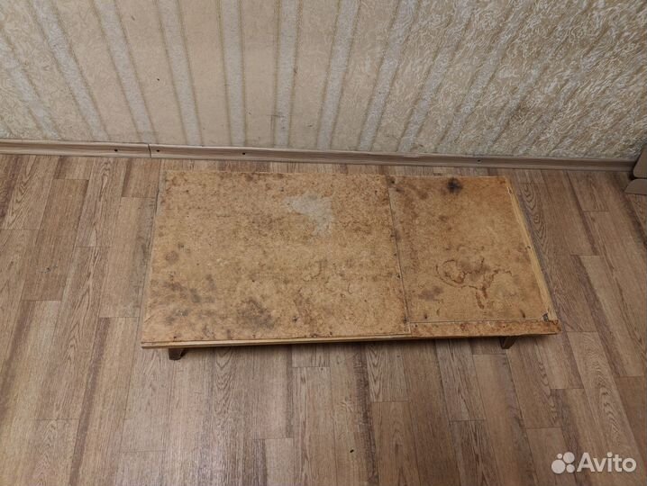 Столик на маленьких ножках