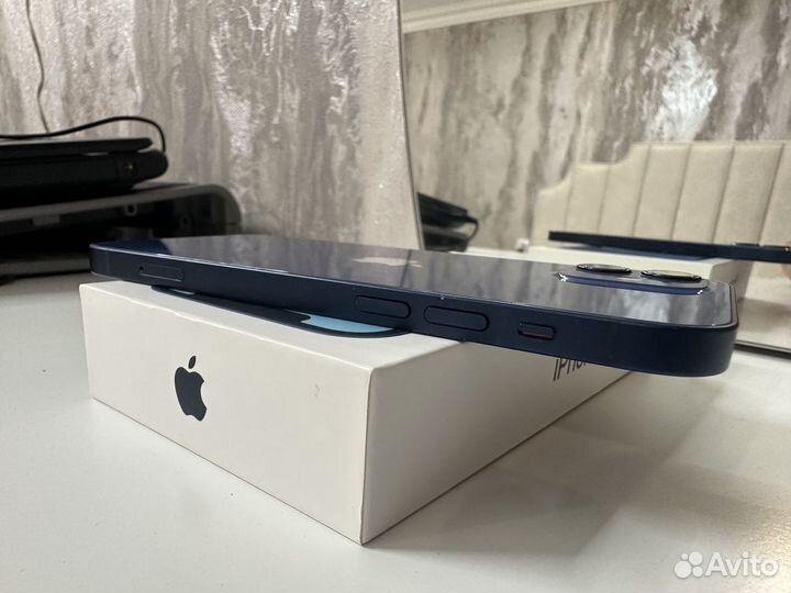 Телефон iPhone 12