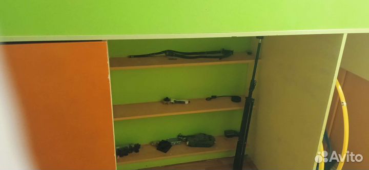 Детская кровать, стол, полки