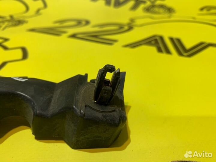 Крепление бампера переднее левое Toyota Harrier