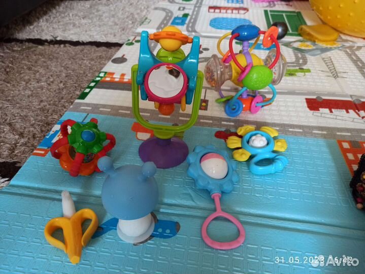 Развивающие игрушки для малышей пакетом