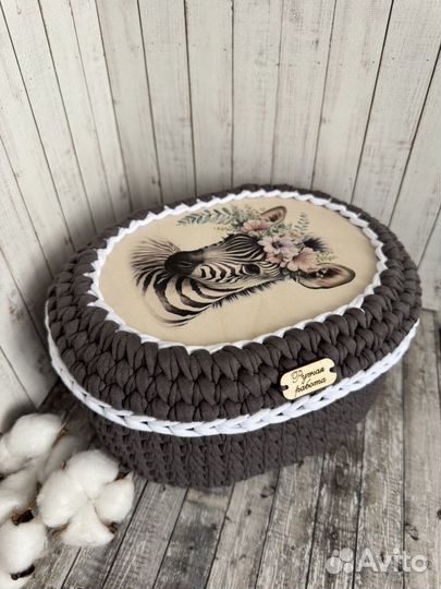 Вязанная корзинка из трикотажной пряжи