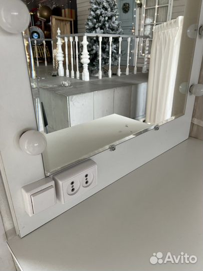 Гримерное зеркало со столом и лампочками