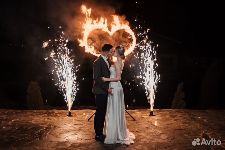 Церемония зажжения огненного сердца, фонтаны,салют