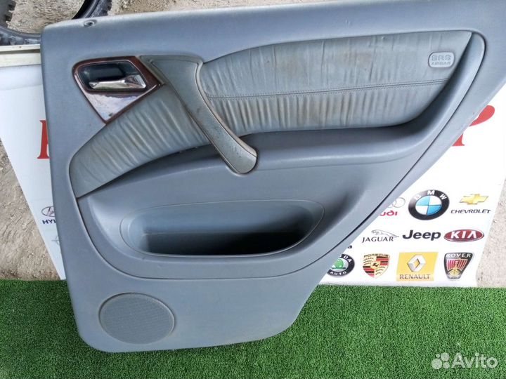 Обшивка двери задняя правая Mercedes ML 163