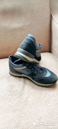 Кроссовки женские