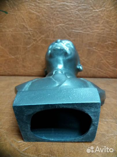 Бюст В.И.Ленина