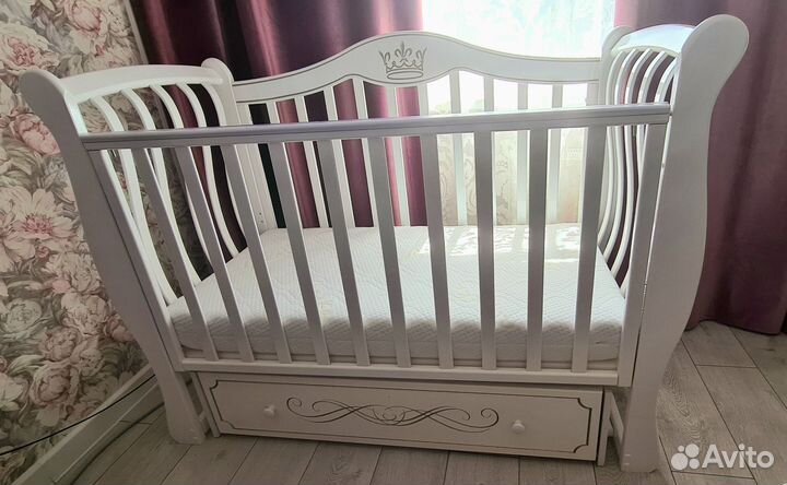 Детская кроватка с маятником