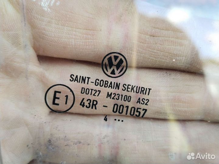 Стекло двери заднее правое Volkswagen Golf 5