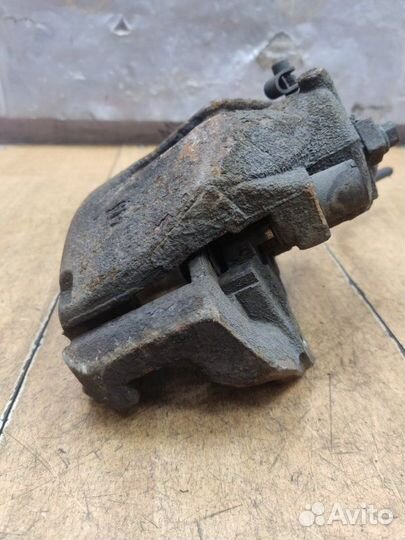 Суппорт передний правый Opel Astra H Z16XE