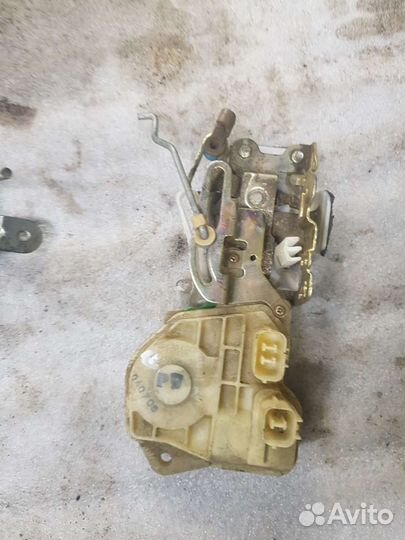 Замок двери передней правой honda c-rv 02-06