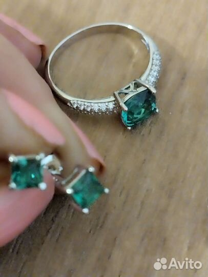 Серебряное кольцо и серьги с изумрудом