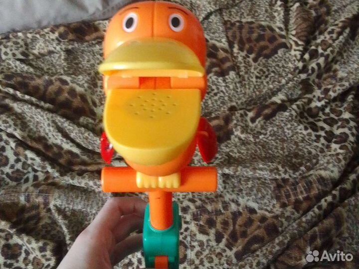 Игрушечный попугай