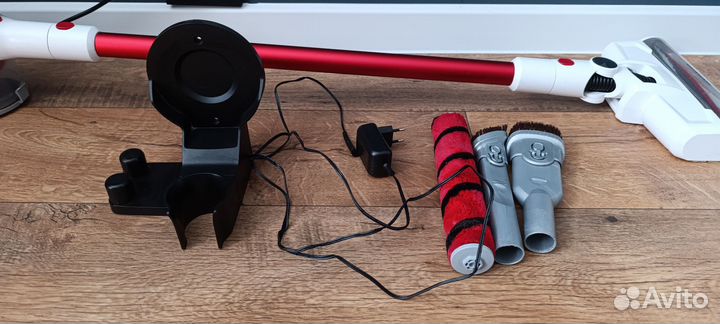 Вертикальный пылесос Redmond RV-UR370