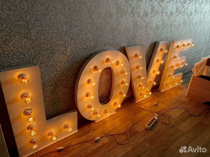 Светящиеся буквы love