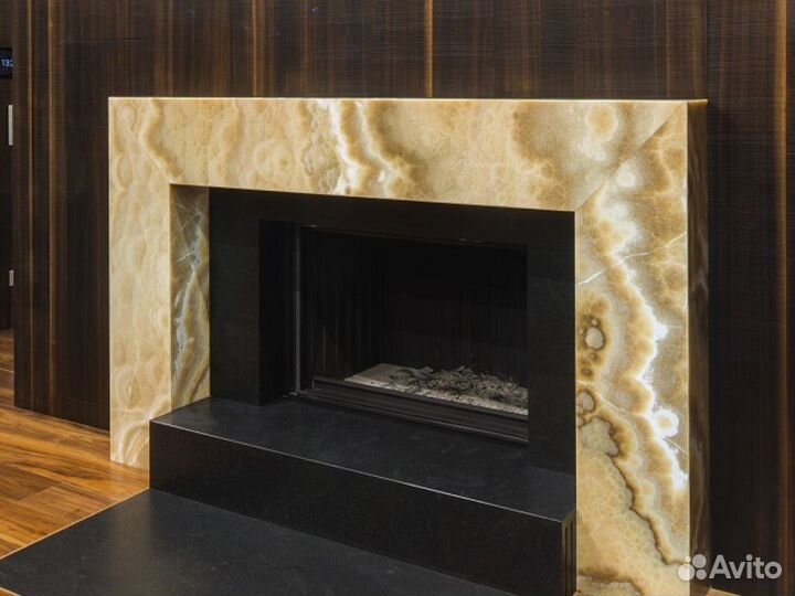 Современный камин из оникса
