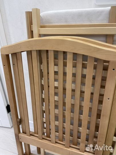 Детская кроватка с маятником