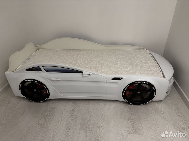 Продам детскую кровать машину